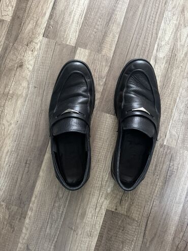 Krasofkalar və idman ayaqqabıları: Klassik ayaqqabı Ayaqqabı yenidir və cırığı,problemi yoxdur,razmeri