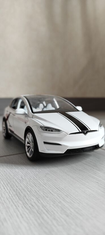 Игрушки: Продам машинку Tesla Model X в отличном состоянии в длину 20см в