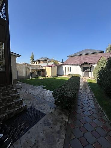 Продажа коттеджей и домов: Просторный двухэтажный дом с ухоженным зеленым участком. - — 36