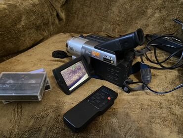 видеокамеру in Кыргызстан | ВИДЕОКАМЕРЫ: Продам кассетную видеокамеру в рабочем состоянии sony hi8 с зарядкой