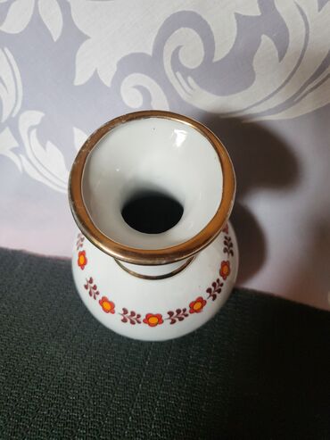 Ostali kućni dekor: Vaza Zajecar porcelan 70te.god. Vaza je perfektna,sve na vazi odsjaj — 2