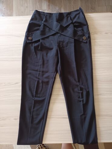 crna kosulja i sive pantalone: S (EU 36), Visok struk, Drugi kroj pantalona
