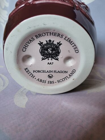 Čaše: Flasa za pice,nova,vintaz dihtujuca porcelanska. Flasa bordo boje,sve — 12