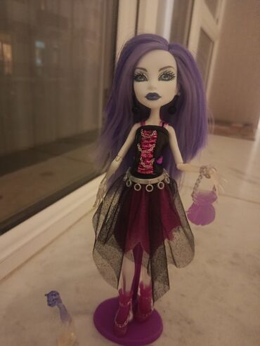 Qədim xalçalar: Monster High üslubunda kukla – bənövşəyi saçlı, ağ-bənövşəyi dəri