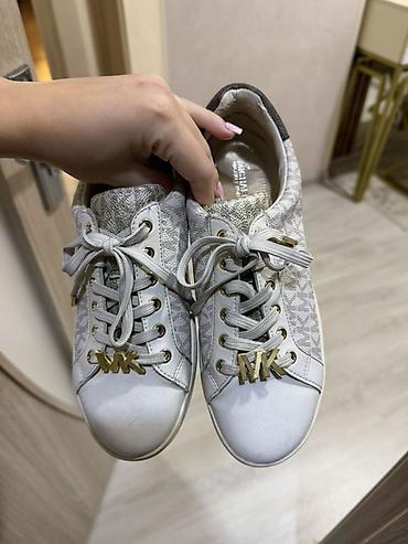deri plas: Michael Kors qadın krossovkaları - Model: şnurbağlı, aşağı profilli — 4