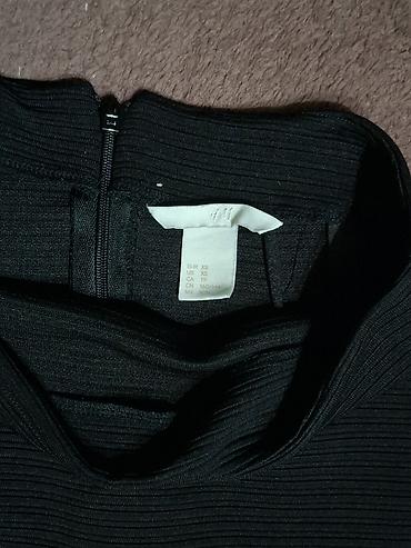 ženski satovi sa cirkonima: H&M ženska suknja u veličini XS. Model je uskog, dužine ispod — 2