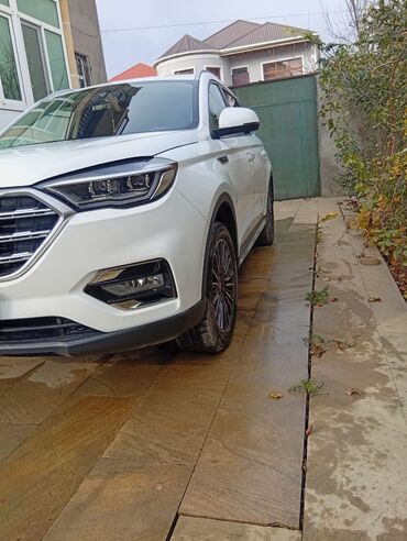 Digər Avtomobillər: VGV ağ rəngli şəhər krossoveri Xüsusiyyətlər: - Geniş xrom radiator — 3