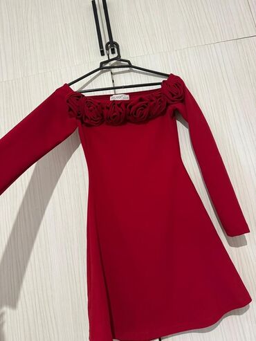 Ziyafət donları: Qırmızı rəngdə qadın paltarı - Model: off-shoulder (çiyinlər açıq) -