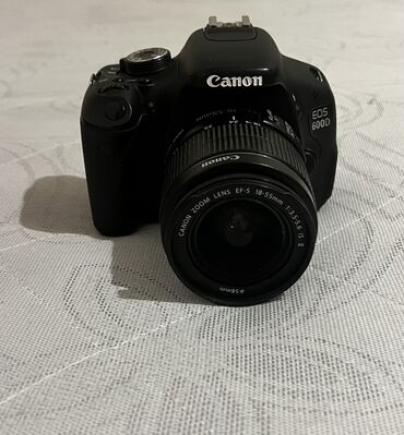 hard disk satışı: Canon EOS 600D modeli, Canon EF-S 18-55mm obyektivi ilə birlikdə