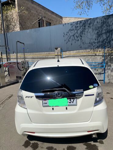 Honda: Honda Fit: 2010 г., 1.3 л, Вариатор, Гибрид, Хэтчбэк
