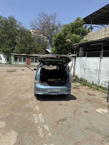 Toyota: Компактный минивэн Toyota GaiaЭтот автомобиль, окрашенный в голубой