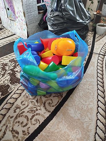 Игрушки: Игрушки сокулук кубики для строителя есть две каски огромный пакет 700 — 1