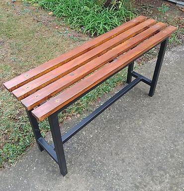decija tabla sa postoljem: Prodajem klupu. Dimenzije sedišta: 100x27x55 cm. Metalni ram je od — 2