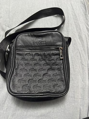 Сумка через плечо Lacoste в компактном вертикальном формате. Выполнена