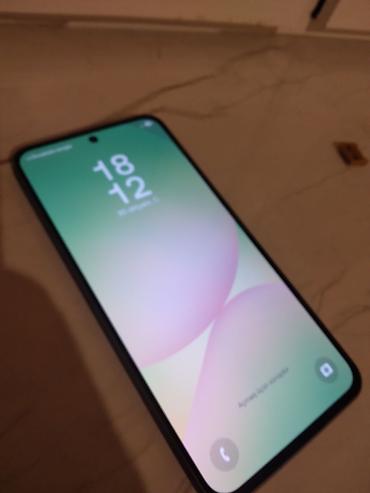 telefon saxlayan: Samsung Galaxy A56, 128 GB, rəng - Boz — 3