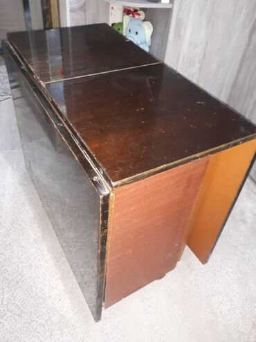 раскладной советский стол: Продаю раскладной стол советский на мебельных колесиках можно легко