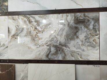 Təmir və tikinti: Mərmər effekti ilə hazırlanmış bu keramik plitə, interyerə zərif və
