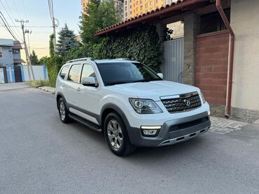 самая дорогая машина в кыргызстане: Белый внедорожник Kia Mohave с пятидверным кузовом, выполненный в