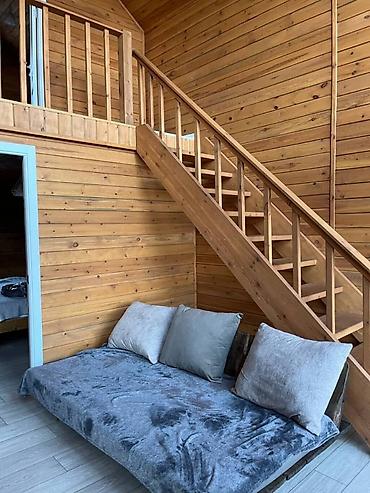 Посуточная аренда домов: А‑фрейм домики и юрты - Планировка: два уровня. На первом — гостиная — 4