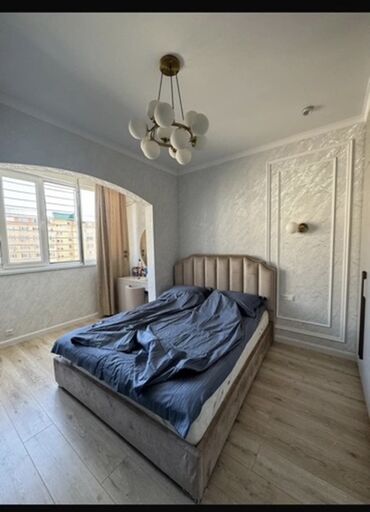 2 яростный кровать: Двуспальная кровать с мягким каркасом и вертикальным изголовьем