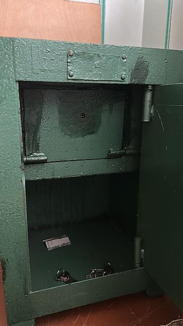 pul kasasi: ✅ Metal seyf – yaşıl rəngdə, tək qapılı, açarlı. ☑️ qalın metal — 6
