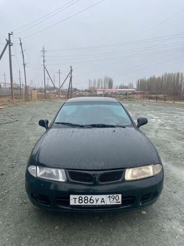 жугли 01: Автомобиль Mitsubishi Carisma, темно-зеленого цвета, с кузовом седан