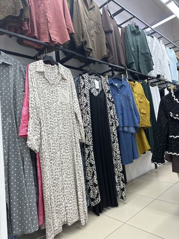 мебель для магазина одежды: Сдается торговый кронштейн в торговом центре Аламедин гранд в женском