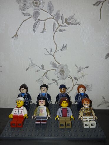 Oyuncaqlar: Lego minifigurlar satilir tek tek satilir hamisini birlikde alana