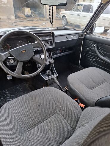 VAZ (LADA): VAZ 2107 sedan – ağ rəng, klassik korpus dizaynı. - Kuzov: 4 qapı — 10