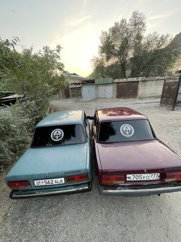 куплю машину недорого бу: Два седана Lada, один светло-голубого, а другой темно-бордового цвета