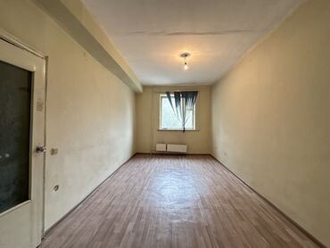 срочно продаётся 1 комнатная квартира в районе ошского рынка по улице кенсуйская: 1 комната, 32 м², Индивидуалка, 2 этаж, Старый ремонт