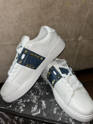 горная обувь: Продаю обувь Valentino УНИ - абсолютно новая, ни разу не носила