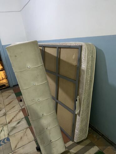 кровать с маятником: Продаю мягкую двуспальную кровать в классическом стиле с изголовьем