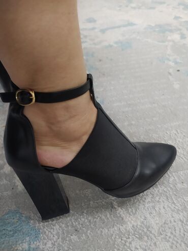 женская обувь 38 размер: Туфли 38, цвет - Черный