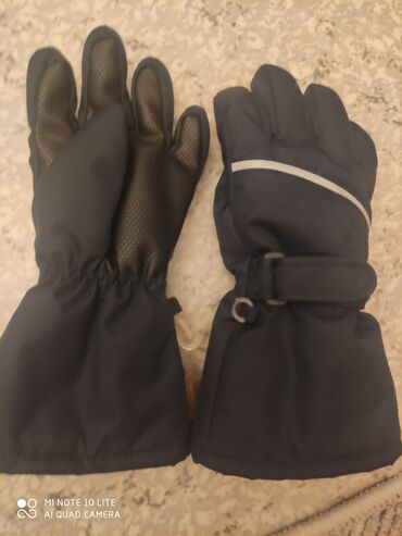 пальто зимние: Продаю детские перчатки зимнии 500 сом