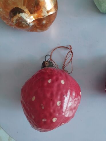 Ёлочные шары и украшения: Продаю новогодние игрушки. - Красные глянцевые шарики разных размеров — 6