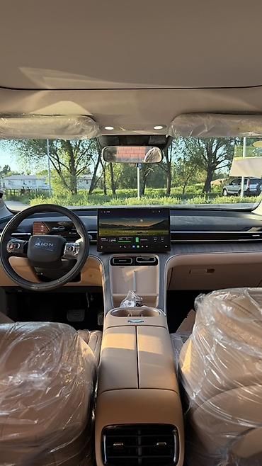 GAC: Черный кроссовер/внедорожник с просторным салоном и бежевой кожаной — 27