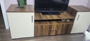 TV altlığı: Düz TV altlığı, Polkalı, Laminat