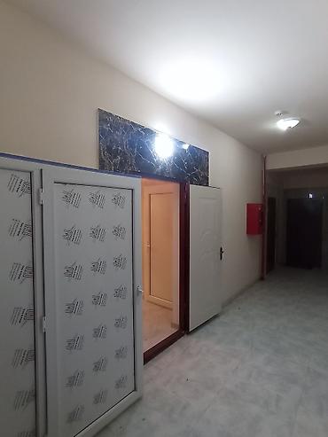 Uzunmüddətli kirayə mənzillər: Bina Xırdalanda riyadın arxasında(Jasmin Parkda)yerləşir.Mənzildə — 2