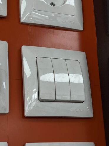 меняю на 07: Трёхклавишный настенный выключатель Anura - Тип: механический