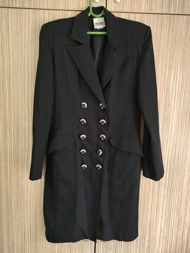 crni mantil: Mantil haljina, duž 93, ramena 39, rukav 61, pazuh 45, postavljena do