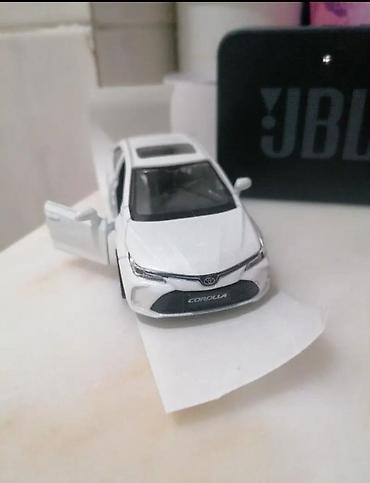 corolla 2021: Toyota carolla maketidir, ağ rəngdedir.masinMaşın şitinə yapışdırmaq — 2