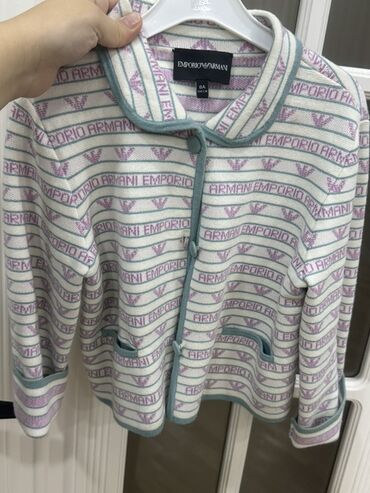 jaketlər instagram: Emporio Armani uşaq kardiqanı 400 azn alinib 8 yas yazilib ama 4-5
