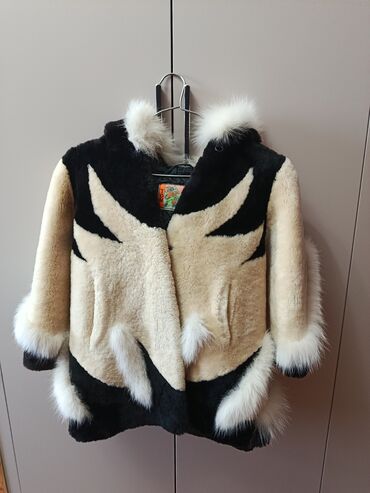 финская детская одежда: - Model: qısa kürk gödəkçə, kapüşonlu - Rəng: krem və qara
