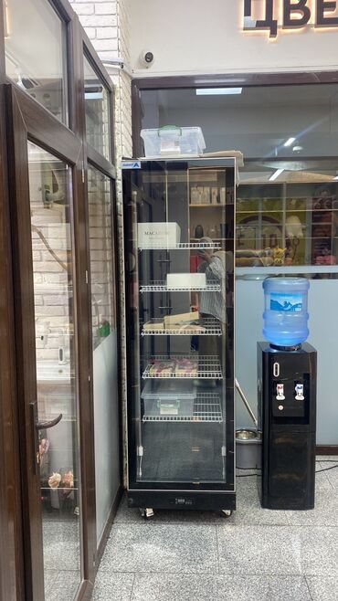 скупка витрин: Кондитерский холодильник новый 65.000 сом Флористические столы каждая