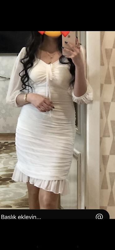 Ağ rəngli qadın paltarı - Model: bədənəoturan, mini uzunluq - Parça
