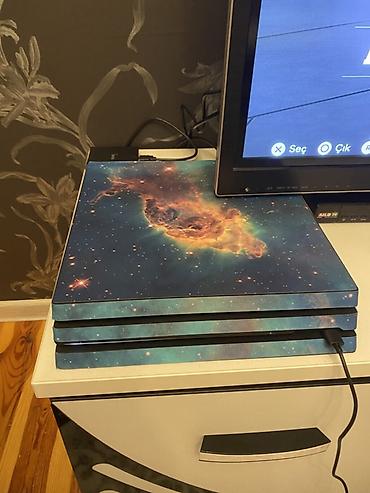 playstatio: PlayStation 4 Pro oyun konsolu – kosmik temalı vinil skin ilə — 1
