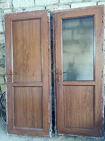 Plastik qapi 2eded karicniv idyal veziyetde, ölçüleri düşeli