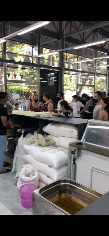 Mağazalar: Sabunçu rayonu Bakixanov qəsəbəsində,sahəsi 650 kv/m olan, obyekt — 18