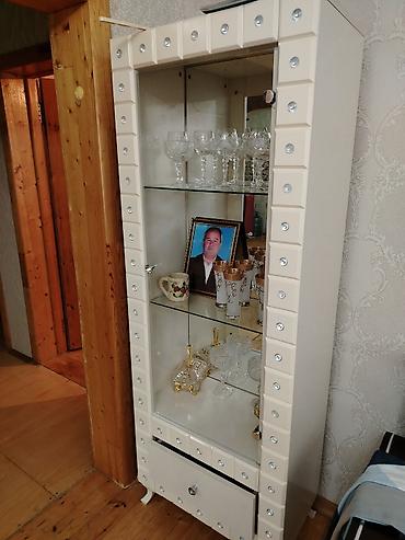 Ev və bağ: Şüşə vitrin dolabı - Rəng: krem/ivori tonlarında, parlaq ön panel - — 2